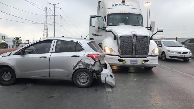 El tráiler se impactó con la parte trasera de automóvil.
