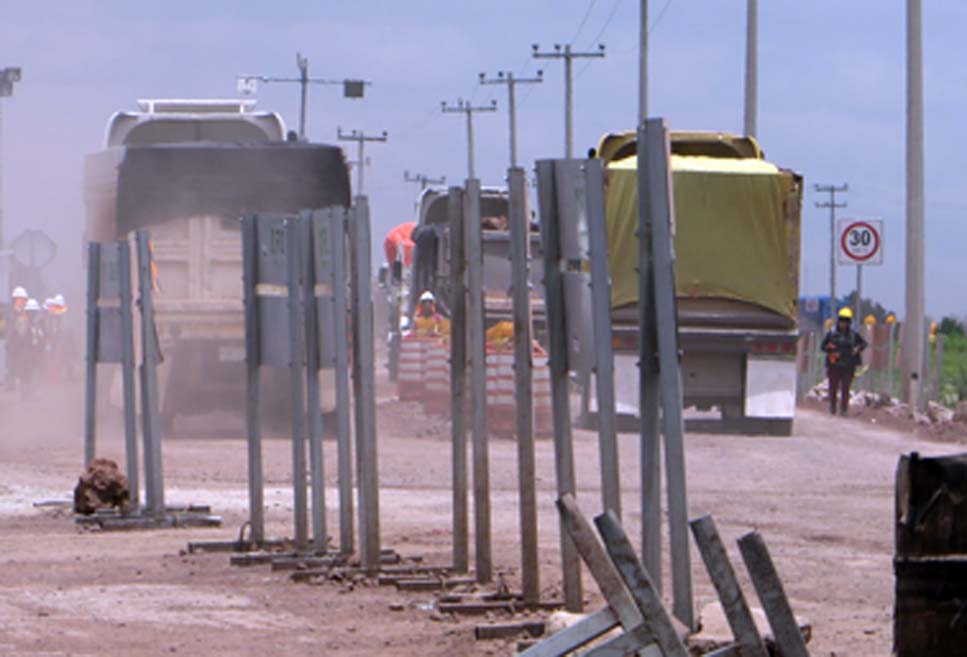 Los camiones transportan materiales a la obra del NAICM.