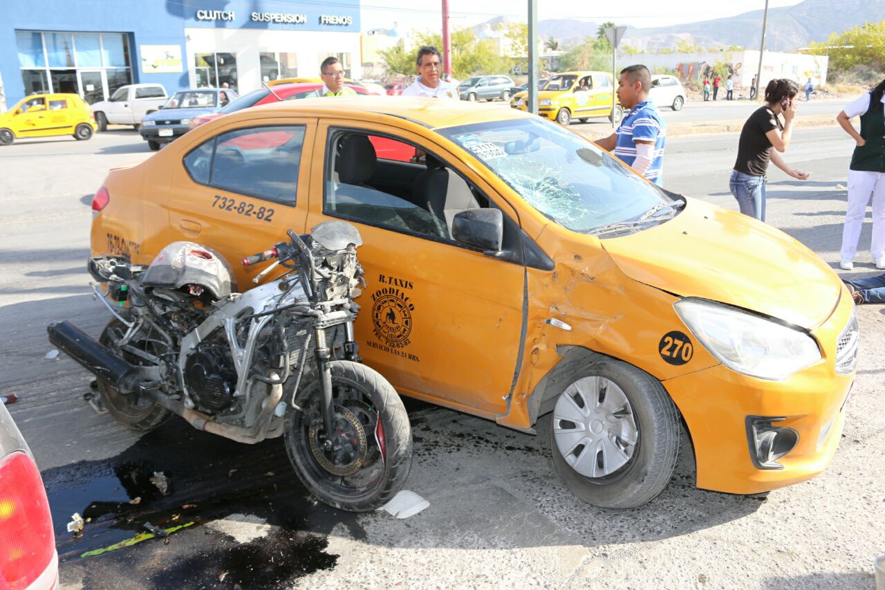 El motociclista no resultó gravemente lesionado debido a que traía su casco de protección.