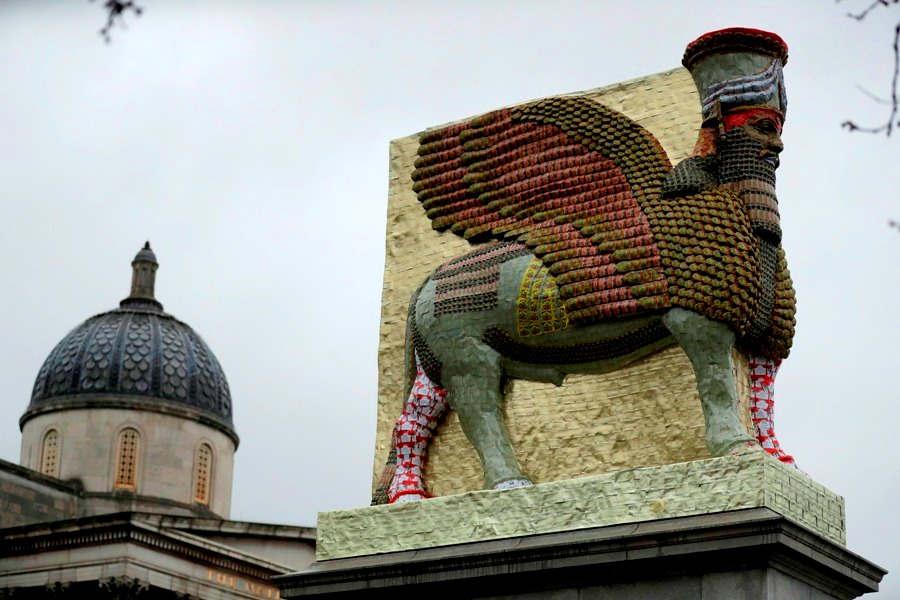 La réplica de la antigua escultura asiria fue "The invisible enemy should not exist".