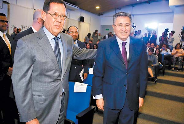 Roberto Campa, titular de la Secretaría de Trabajo, y Luis Raúl González Pérez, presidente de la CNDH.