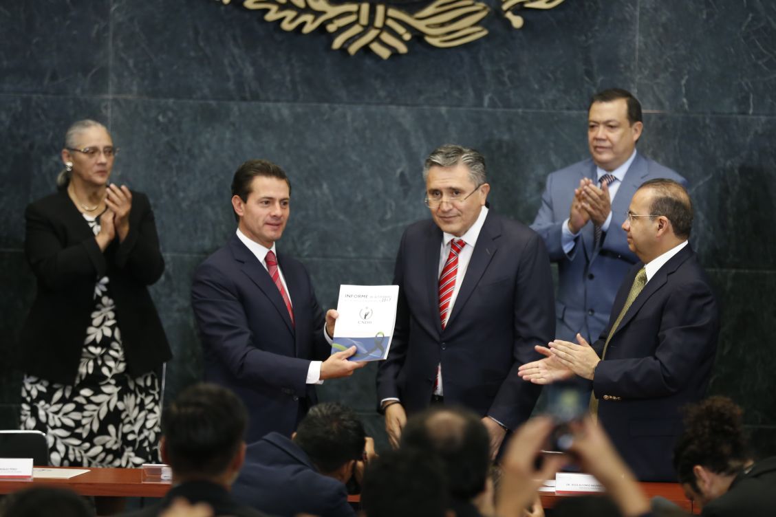 El titular de la CNDh entregó su reporte de actividades al presidente Enrique Peña Nieto.