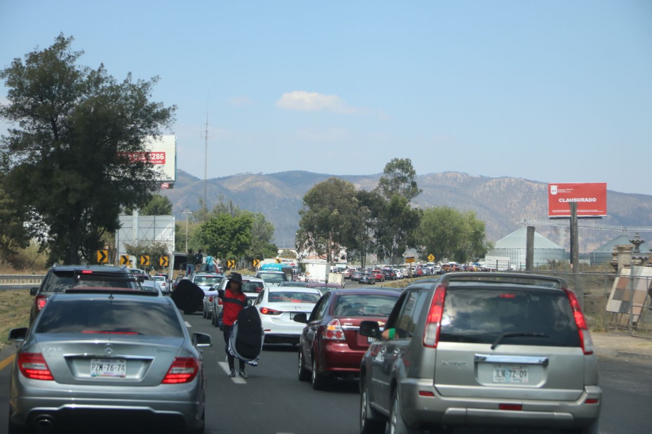 La carretera a Nogales es la vía elegida para dejar el área metropolitana por muchos que pasarán en diferentes destinos los días de asueto.