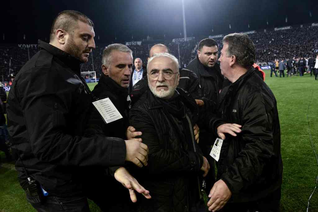 Castigan a presidente de PAOK por entrar armado a la cancha