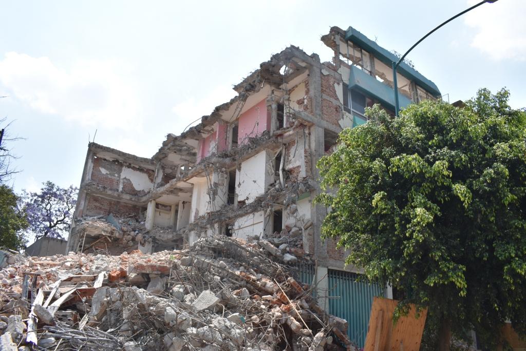 La demolición se realizó con apoyo de 10 demoledores, una grúa telescópica y una retroexcavadora.