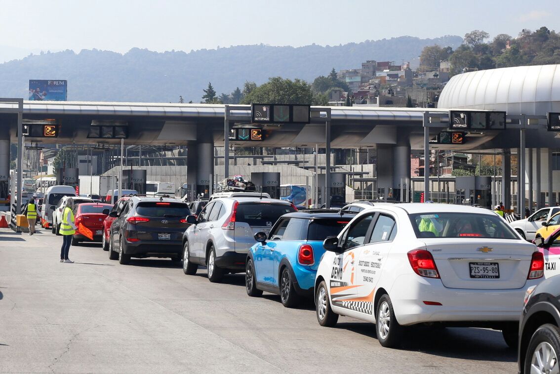 En jueves Santo, los vacacionistas saturan la carretera México-Cuernavaca.