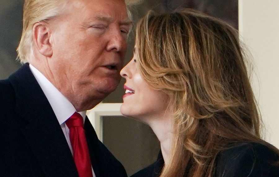 El presidente Donald Trump y la ex directora de comunicaciones de la Casa Blanca, Hope Hicks.