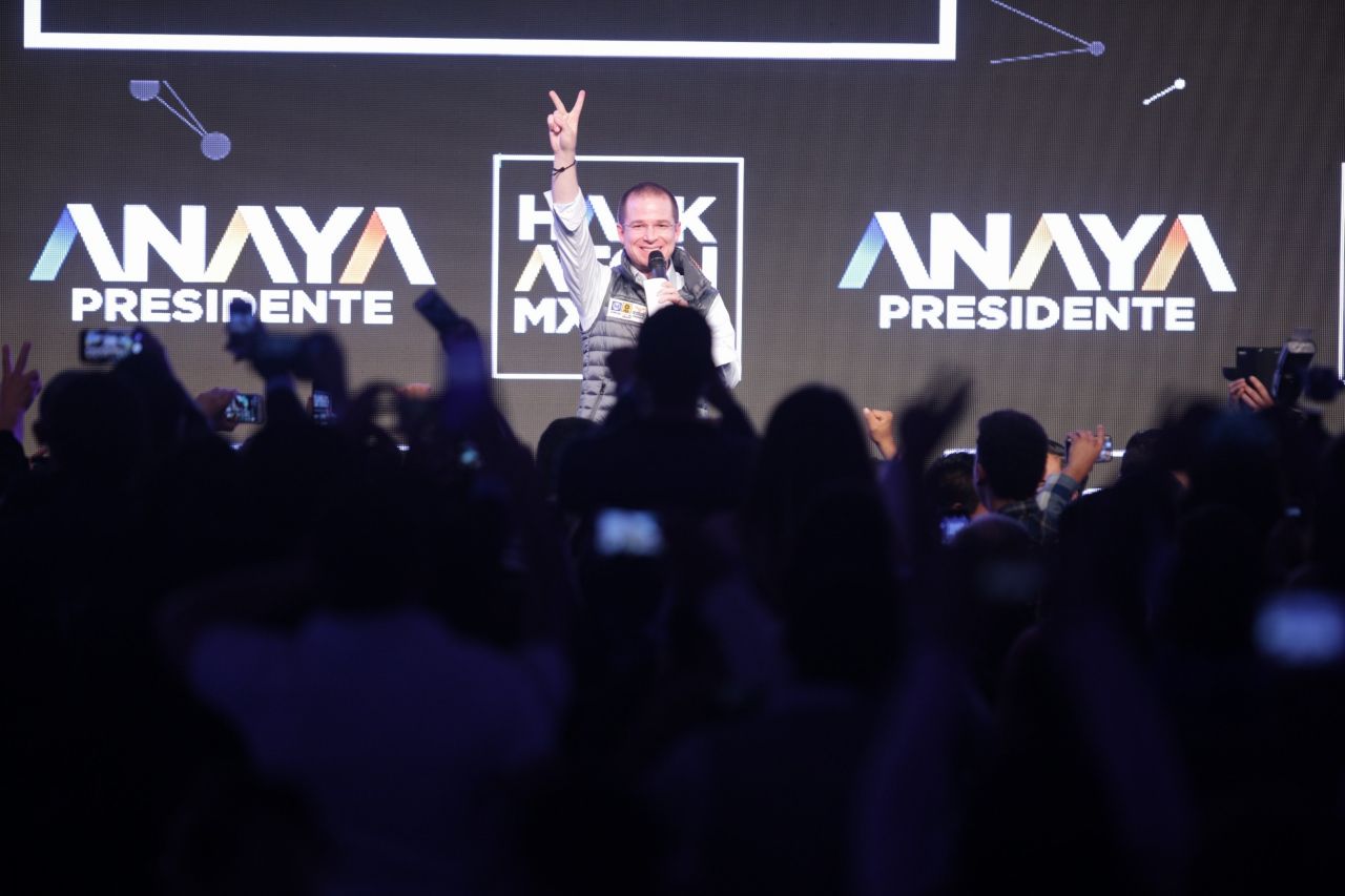 Anaya hace la "v" de la victoria emulando a Vicente Fox.