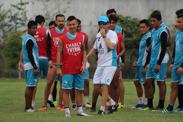 Jugadores de la Jaiba Brava se preparan para enfrentar a Cafetaleros.