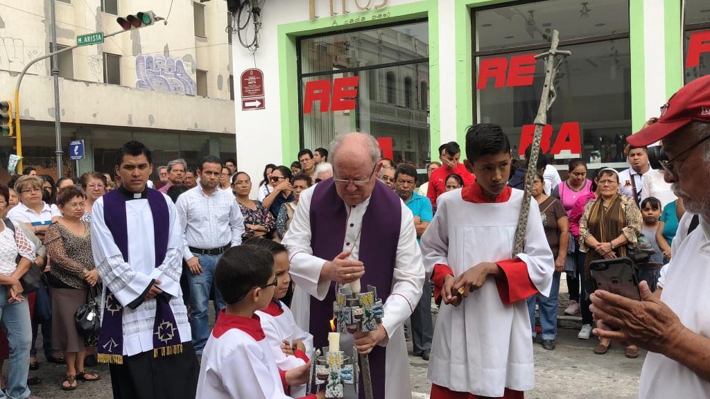 El obispo de Veracruz encabeza la procesión que recorre el centro de la ciudad.