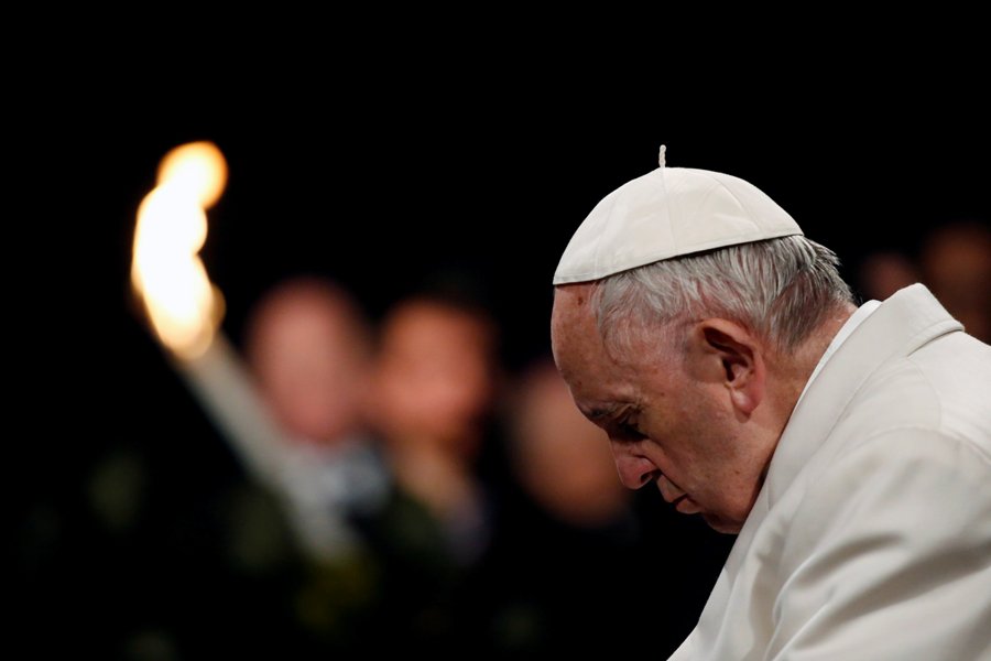 El papa Francisco durante la conmemoración del Viacrucis en el Coliseo de Roma.