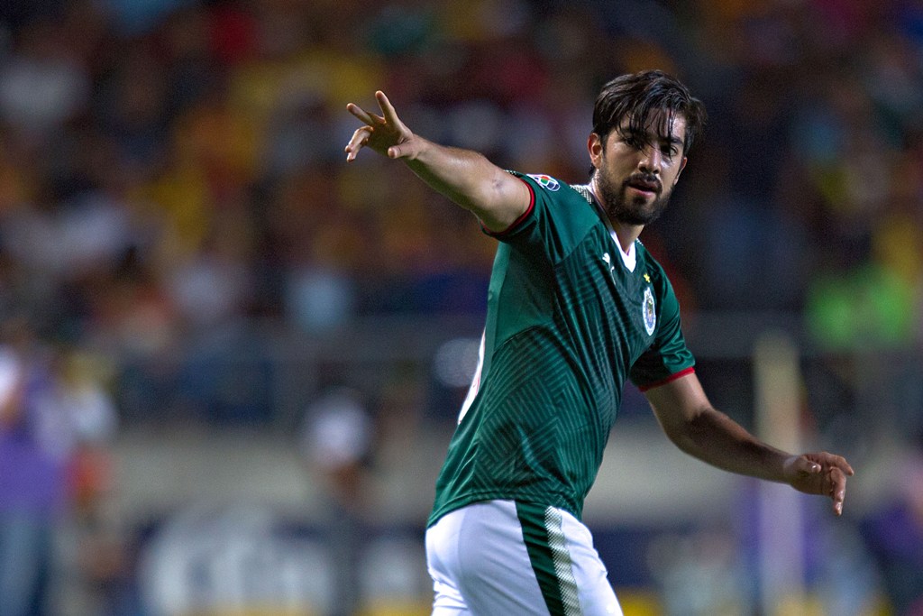 Rodolfo Pizarro en festejo de gol con Chivas 