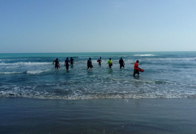 Salvavidas logran sacar dos turistas de playa del Golfo de México.
