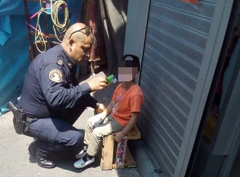 El uniformado, identificado como Arellano Díaz Luis Alejandro, acompañó al menor y le dio agua y comida mientras se presentaba un familiar.