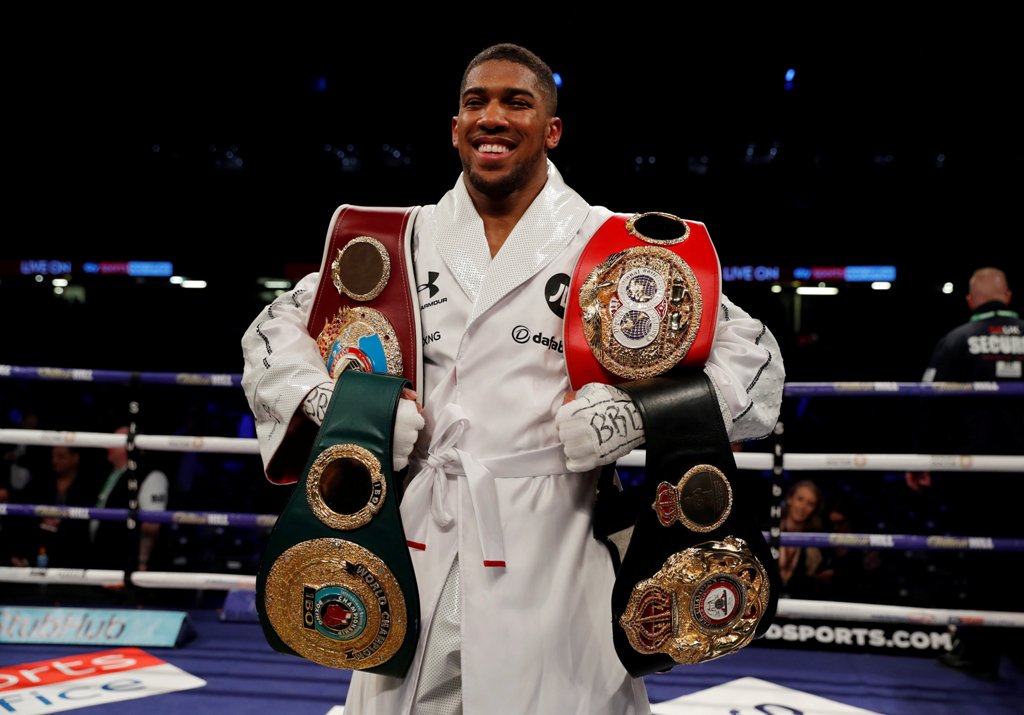 Anthony Joshua con los títulos pesados de la AMB, FIB, OMB y OIB