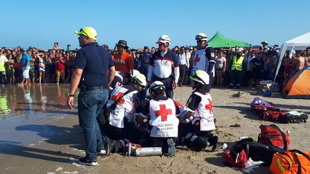 Cuerpos de rescate intentan salvar la vida del turista.