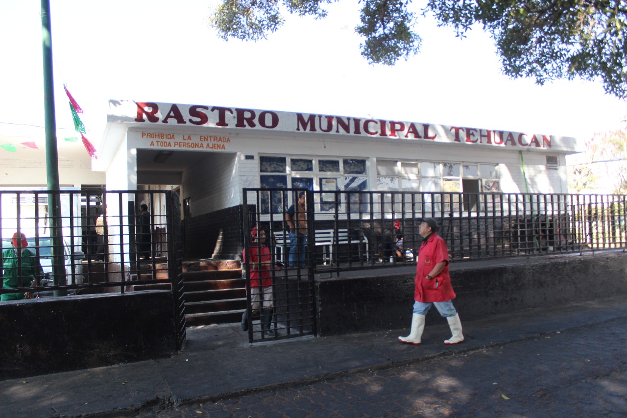 Existen rastros clandestinos que operan con irregularidades sanitarias.