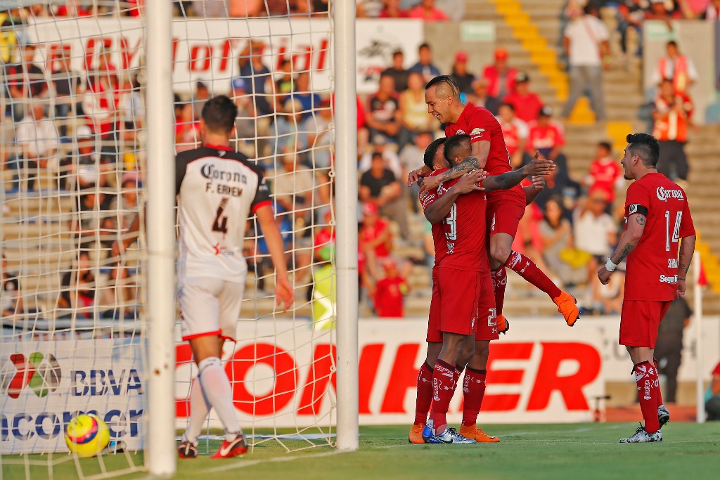 Jugadores de Toluca en festejo de gol 