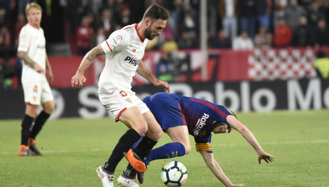 Layún disputando un balón con Andrés Iniesta