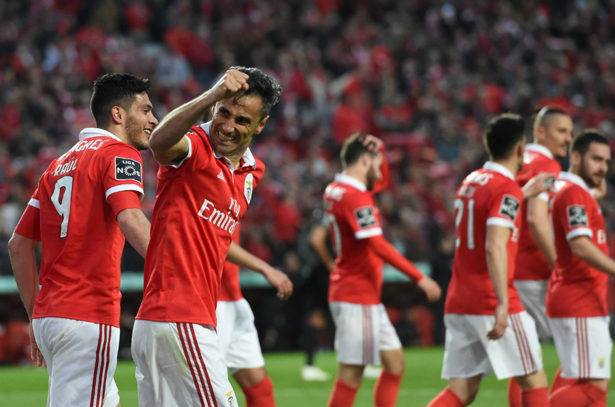 Raúl Jiménez da una asistencia en el segundo gol del Benfica
