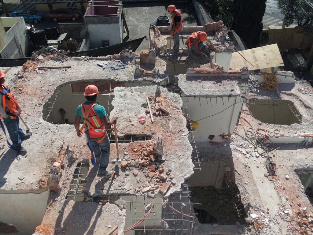 Los trabajos fueron ejecutados por alrededor de 15 personas, entre demoledores y operadores de maquinaria.