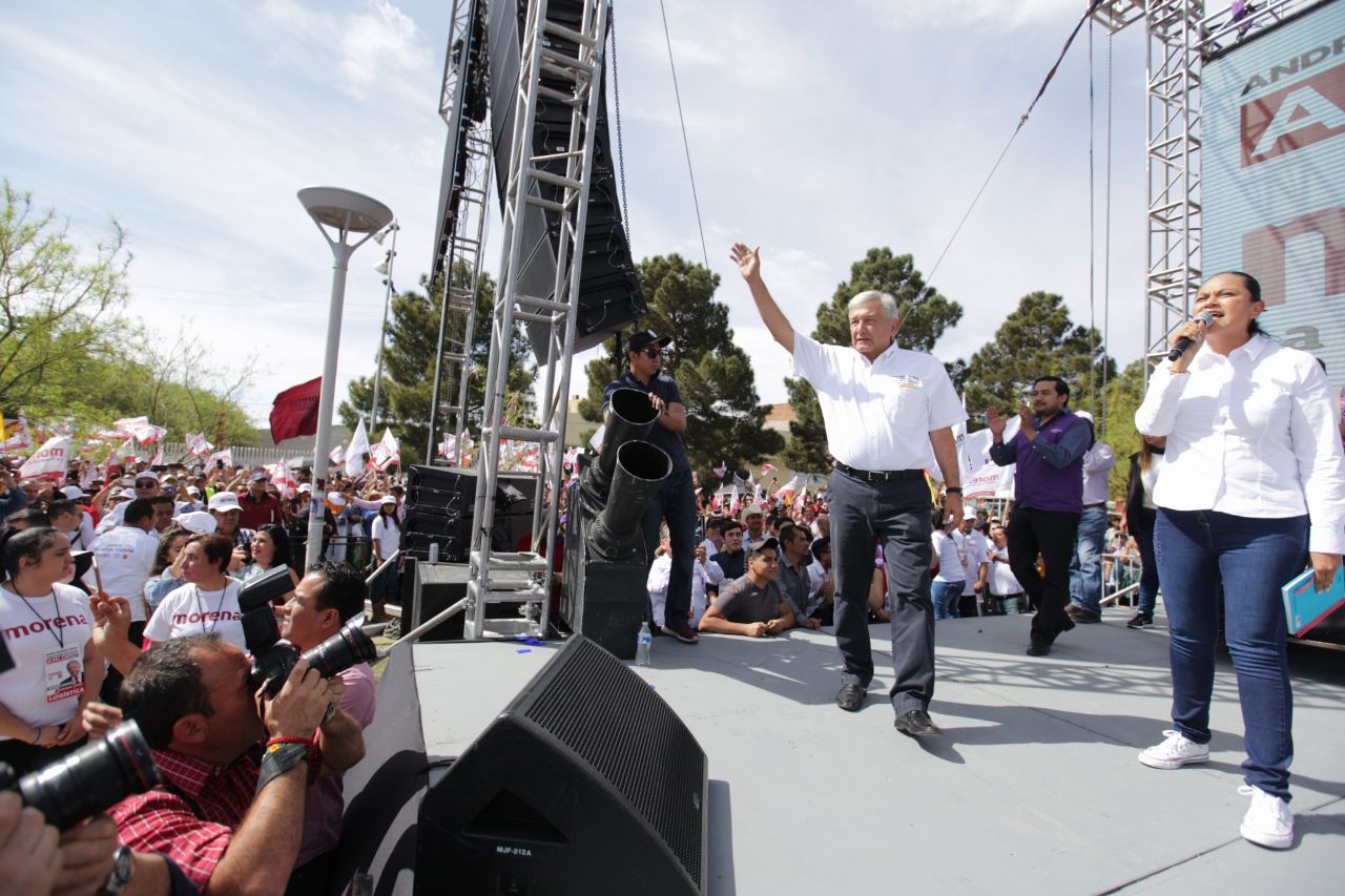 AMLO, de 64 años, se mantiene a la cabeza de los sondeos.