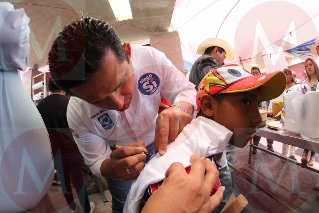 El candidato Diego Sinhue además de de regalarle una playera de su campaña electoral, lo invitó a comer. 
