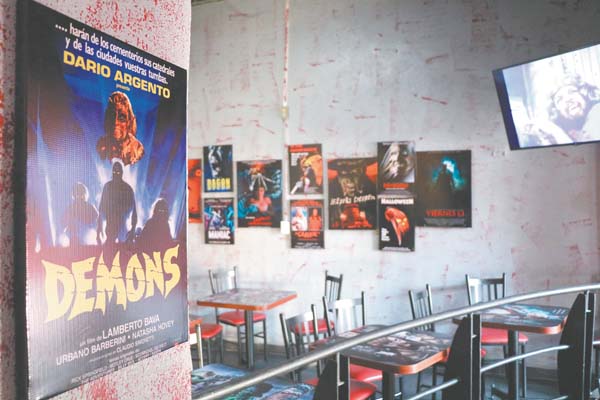 El lugar tiene oscura y terrorífica decoraración en sus paredes.