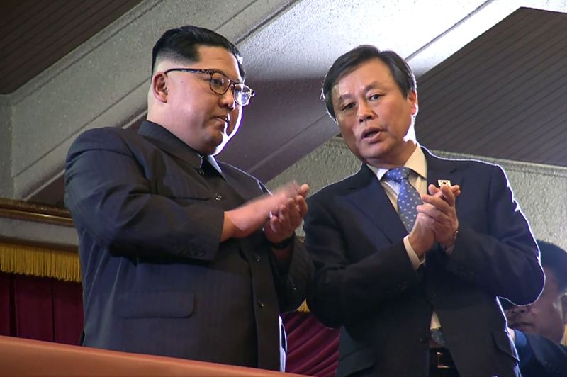 Kim aplaudió durante el evento y saludó a los artistas con los que también se tomó una foto, informó la prensa.
