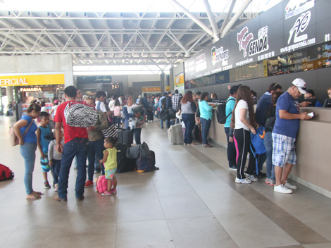 La Central de Autobuses lució abarrotada. 