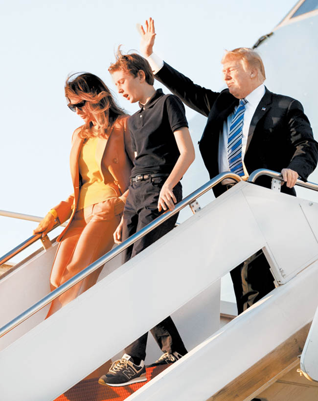 El matrimonio Trump y su hijo Barron, a su llegada a Florida. 