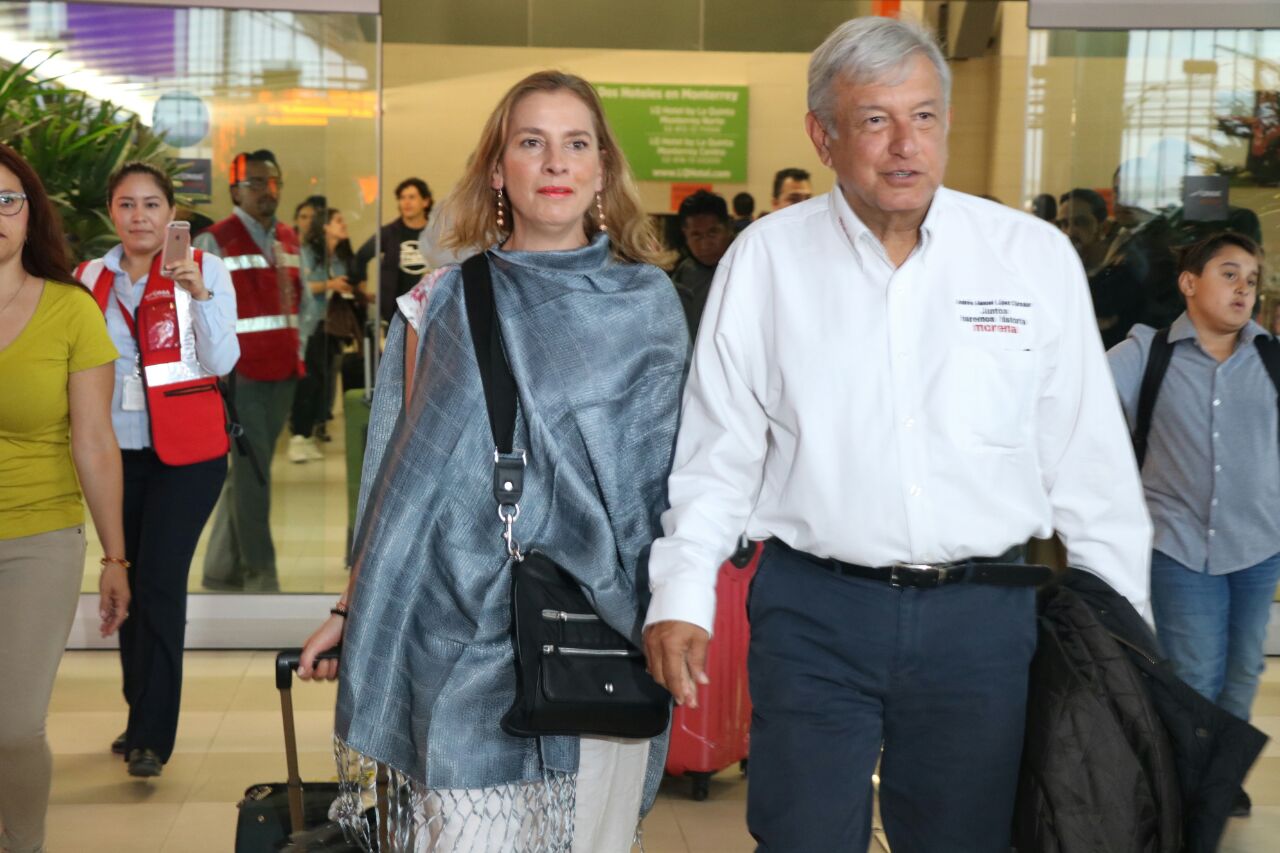 Andrés Manuel López Obrador y su esposa Beatriz Gutiérrez Müller arribando a la ciudad de Monterrey.