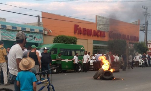Durante las protestas quemaron algunas llantas. 