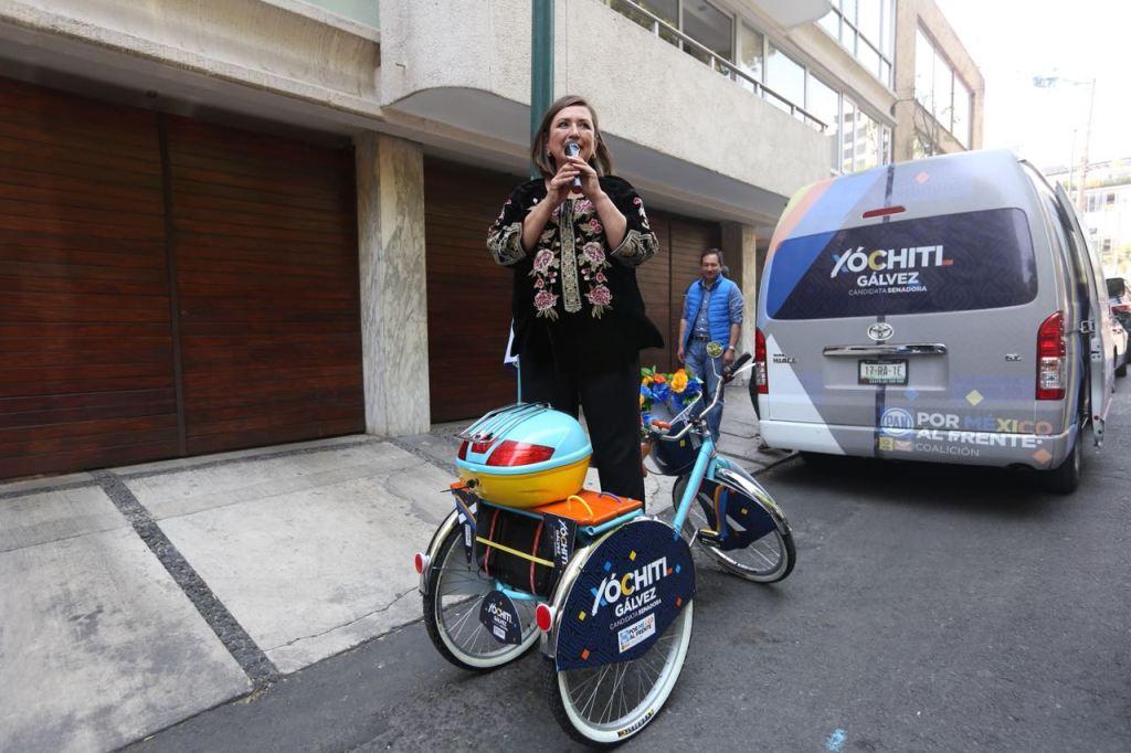 Gálvez presentó su ‘Xochicleta’, una bicicleta que se convierte en un podio ambulante.