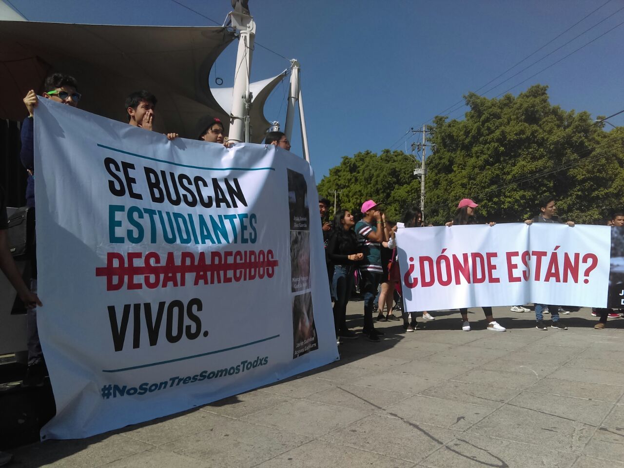 Protestan por estudiantes desaparecidos en la inauguración del Talend Land