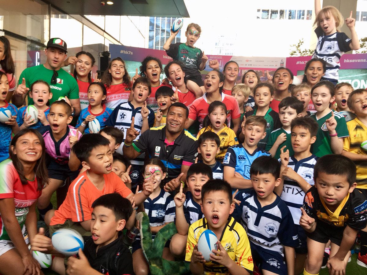 Las Serpientes de México convivieron con niños en Hong Kong