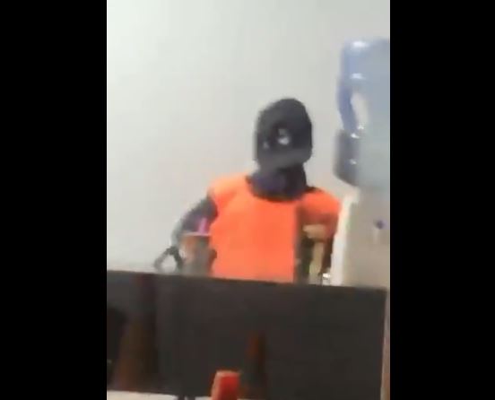 El maniquí simula un guardia de seguridad.