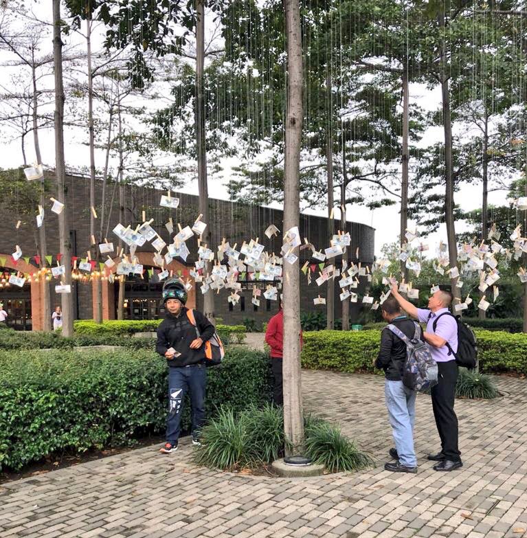 La misma escena se presentó ayer en el parque El Virrey, de Bogotá, y continuó hoy en los alrededores del Museo de la Tertulia.