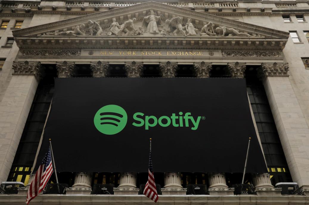 Logo de Spotify en la fachada de la bolsa de valores de Nueva York