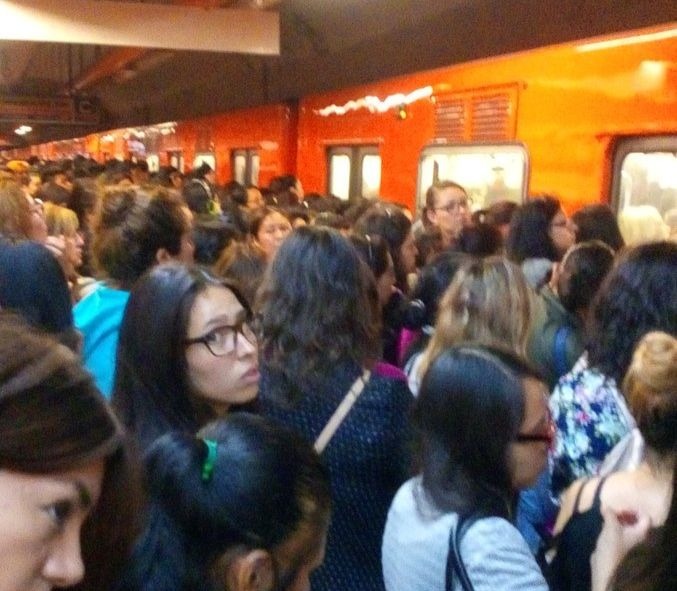 Usuarios de la Línea 7 del Metro reportan retraso en el envío de trenes.