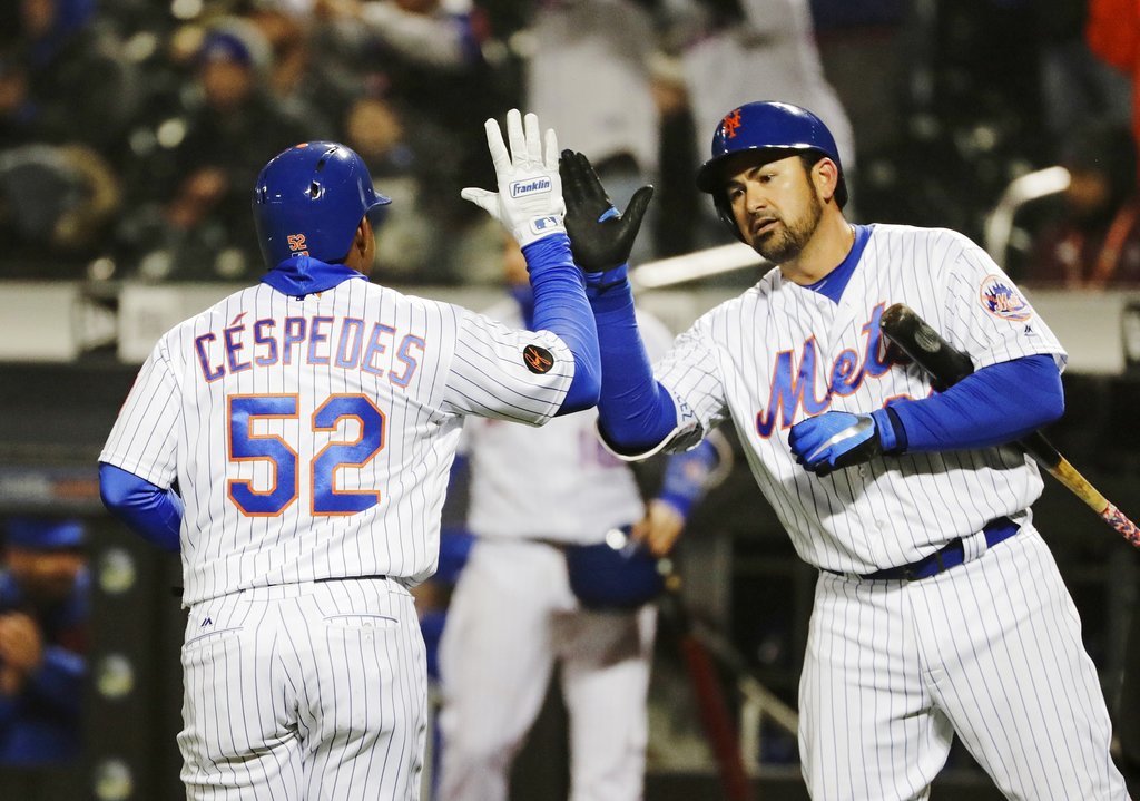 Yoenis Cespedes y Adrián González celebran el triunfo de los Mets
