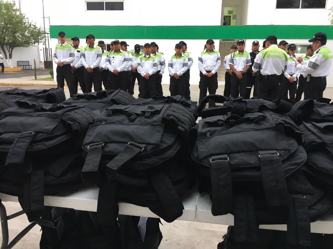 Entrega de equipo de seguridad a agentes viales.