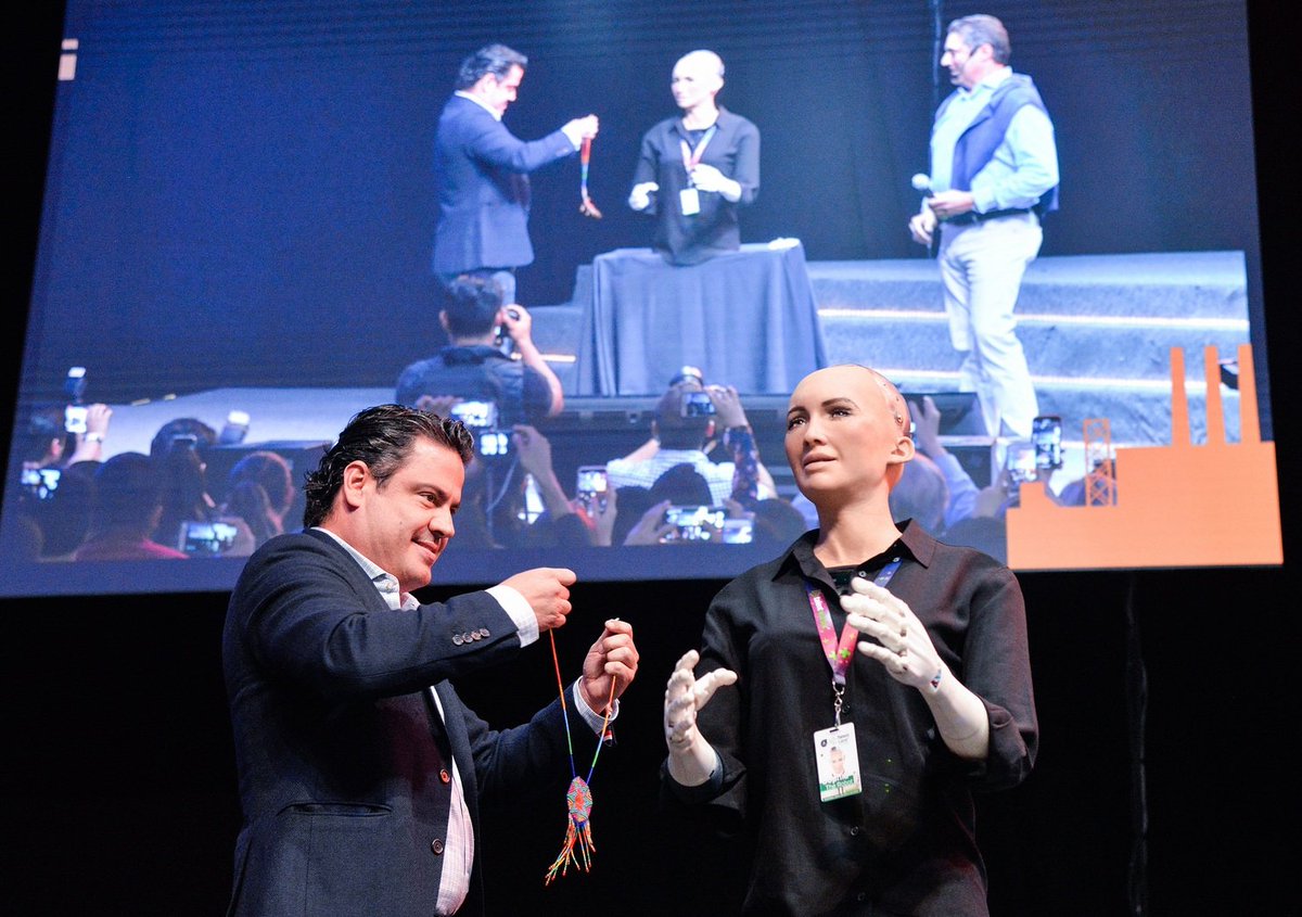 Sophia the Robot recibió un reconocimiento del gobernador de Jalisco, Aristóteles Sandoval.