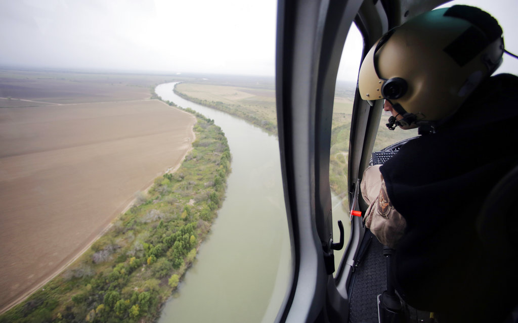 Un agente de Aduanas y Protección Fronteriza vigilando el río Bravo en la frontera Texas-México.