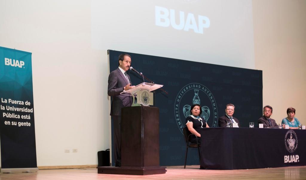 Alfonso Esparza, rector de la UAP, durante Segundo Informe de Labores del director del Instituto de Ciencias de la UAP (ICUAP), Jesús Francisco López 