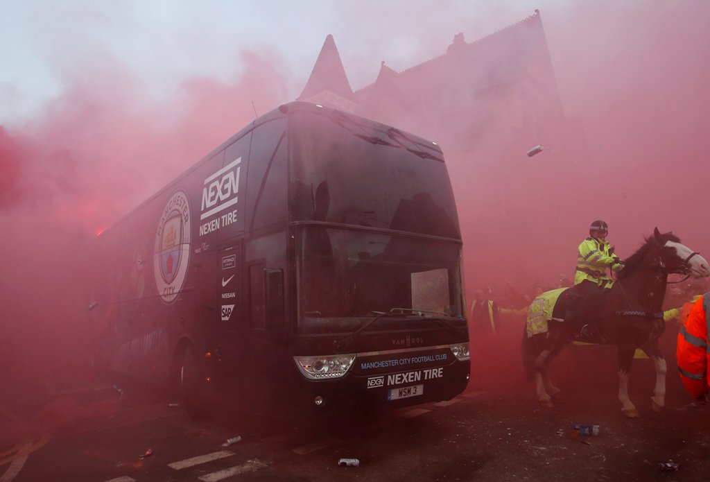 El autobús del Manchester City fue agredido por aficionados del Liverpool