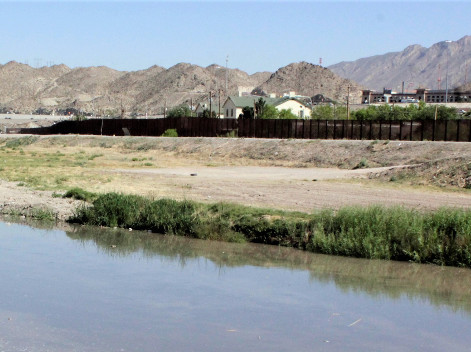 Bordo del Río Bravo. Al fondo, zona habitacional de El Paso, Texas.