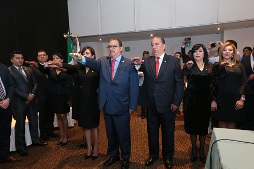 Durante la toma de protesta. 