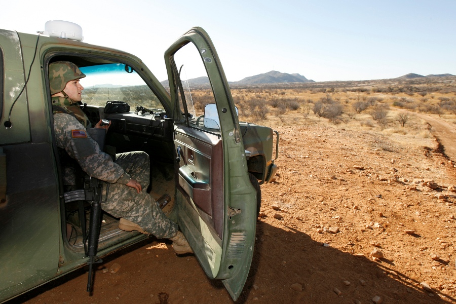 Un elemento de la Guardia Nacional vigila la frontera entre Arizona y México en 2007.