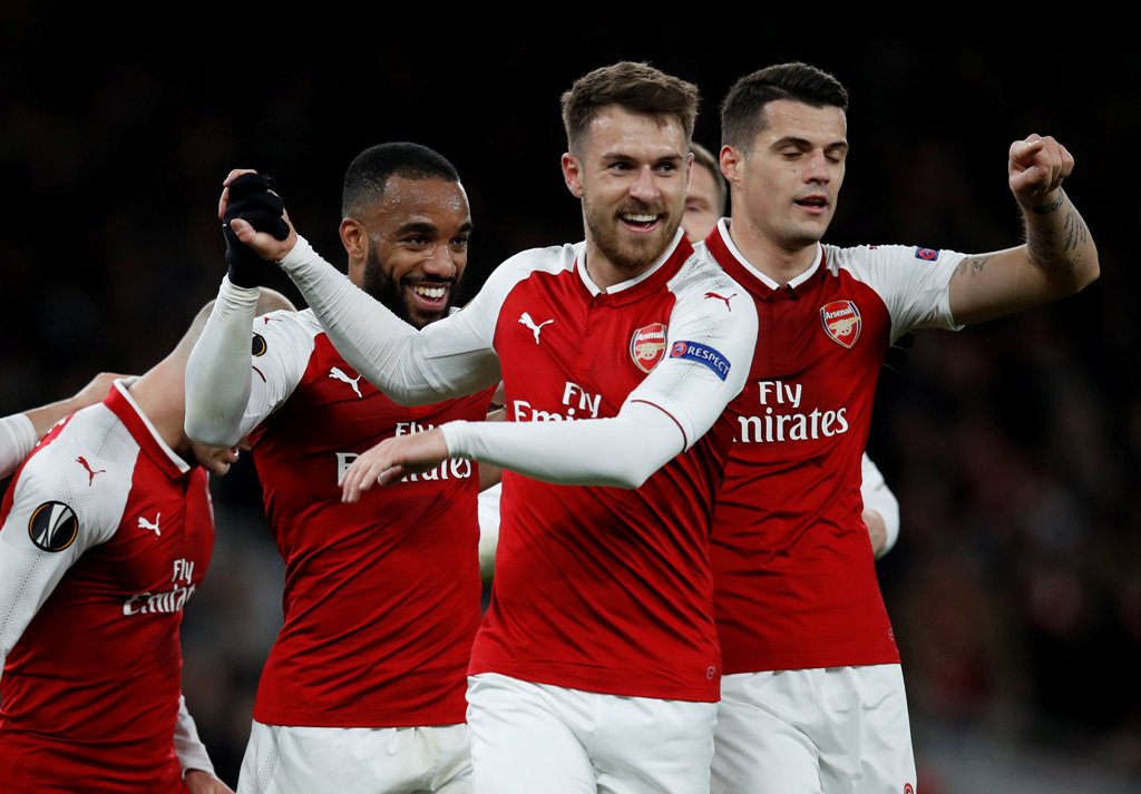 Jugadores de Arsenal en festejo de gol 